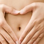 candidose-digestive-femme-touchant-son-ventre